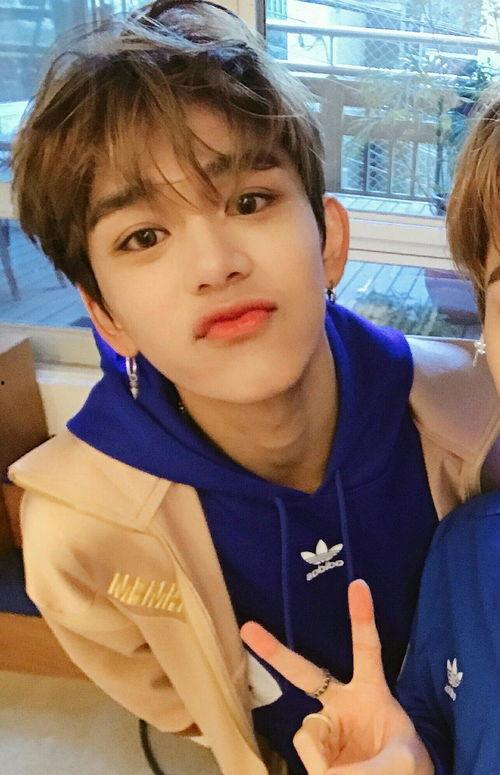 黄旭熙专辑照片,光影交织的视觉奇旅