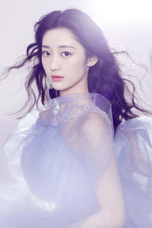 戚砚笛图片,古典与现代交融的东方美韵